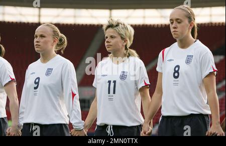 England gegen Ungarn Fußball-Weltmeisterschaft 2006 der Frauen im St. Marys Stadion Southampton. Sue Smith (11) hält vor dem Anstoß Hand mit Josanne Potter und Jody Hanley in der Schlange. Dieses Bild ist an Dataco-Einschränkungen hinsichtlich seiner Verwendung gebunden. NUR REDAKTIONELLE VERWENDUNG Keine Verwendung mit nicht autorisierten Audio-, Video-, Daten-, Spiellisten, Club-/Liga-Logos oder „Live“-Diensten. Online-Nutzung im Spiel beschränkt auf 120 Bilder, keine Videoemulation. Keine Verwendung für Wetten, Spiele oder Veröffentlichungen von Clubs/Ligen/Spielern Stockfoto