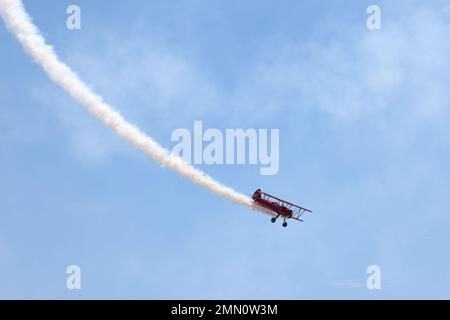 Vicky Benzing, die ihre Boeing-Stearman Model 75 1940 pilotiert, führt Kunstflug während der Miramar Air Show 2022 der Marine Corps Air Station im MCAS Miramar, San Diego, Kalifornien, am 24. September 2022 durch. Benzing tritt seit 2005 bei Kunstflug-Wettbewerben an und fliegt auf Flugshows. Das Thema der MCAS Miramar Air Show 2022 „Marines Fight, Evolve and Win“ spiegelt die fortlaufenden Modernisierungsbemühungen des Marine Corps wider, um sich auf zukünftige Konflikte vorzubereiten. Stockfoto