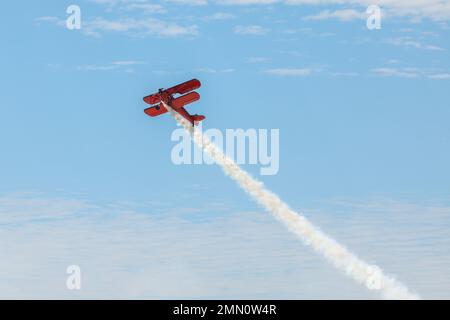 Vicky Benzing, die ihre Boeing-Stearman Model 75 1940 pilotiert, führt Kunstflug während der Miramar Air Show 2022 der Marine Corps Air Station im MCAS Miramar, San Diego, Kalifornien, am 24. September 2022 durch. Benzing tritt seit 2005 bei Kunstflug-Wettbewerben an und fliegt auf Flugshows. Das Thema der MCAS Miramar Air Show 2022 „Marines Fight, Evolve and Win“ spiegelt die fortlaufenden Modernisierungsbemühungen des Marine Corps wider, um sich auf zukünftige Konflikte vorzubereiten. Stockfoto