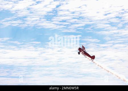 Vicky Benzing, die ihre Boeing-Stearman Model 75 1940 pilotiert, führt Kunstflug während der Miramar Air Show 2022 der Marine Corps Air Station im MCAS Miramar, San Diego, Kalifornien, am 24. September 2022 durch. Benzing tritt seit 2005 bei Kunstflug-Wettbewerben an und fliegt auf Flugshows. Das Thema der MCAS Miramar Air Show 2022 „Marines Fight, Evolve and Win“ spiegelt die fortlaufenden Modernisierungsbemühungen des Marine Corps wider, um sich auf zukünftige Konflikte vorzubereiten. Stockfoto