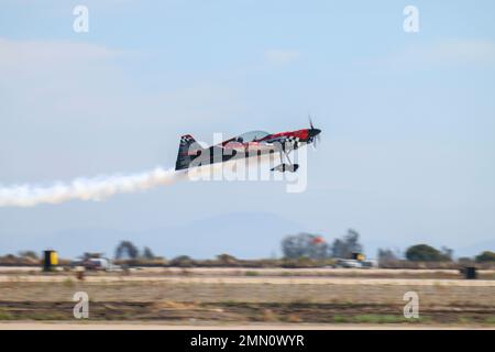 Rob Holland, der seine MXS-RH pilotiert, führt Kunstflug während der 2022 Marine Corps Air Station Miramar Air Show im MCAS Miramar, San Diego, Kalifornien, am 24. September 2022 durch. Holland tritt seit über 18 Jahren auf Flugshows auf. Das Thema der MCAS Miramar Air Show 2022 „Marines Fight, Evolve and Win“ spiegelt die fortlaufenden Modernisierungsbemühungen des Marine Corps wider, um sich auf zukünftige Konflikte vorzubereiten. Stockfoto