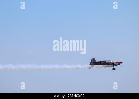 Rob Holland, der seine MXS-RH pilotiert, führt Kunstflug während der 2022 Marine Corps Air Station Miramar Air Show im MCAS Miramar, San Diego, Kalifornien, am 24. September 2022 durch. Holland tritt seit über 18 Jahren auf Flugshows auf. Das Thema der MCAS Miramar Air Show 2022 „Marines Fight, Evolve and Win“ spiegelt die fortlaufenden Modernisierungsbemühungen des Marine Corps wider, um sich auf zukünftige Konflikte vorzubereiten. Stockfoto