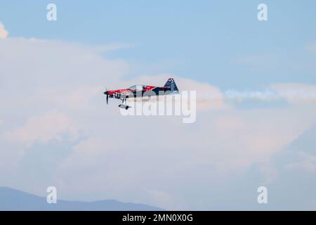 Rob Holland, der seine MXS-RH pilotiert, führt Kunstflug während der 2022 Marine Corps Air Station Miramar Air Show im MCAS Miramar, San Diego, Kalifornien, am 24. September 2022 durch. Holland tritt seit über 18 Jahren auf Flugshows auf. Das Thema der MCAS Miramar Air Show 2022 „Marines Fight, Evolve and Win“ spiegelt die fortlaufenden Modernisierungsbemühungen des Marine Corps wider, um sich auf zukünftige Konflikte vorzubereiten. Stockfoto