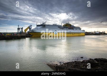 Ankunft mit der Fähre am Hafen von Newhaven. Stockfoto