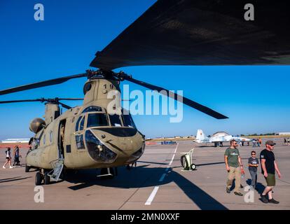 Gäste der Annual Frontiers in Flight Airshow gehen durch einen CH-47 Chinook, der der 1. Combat Aviation Brigade, 1. Infantry Division auf der McConnell Air Force Base, Wichita, Kansas, zugewiesen wurde, 24. September 2022. Das CAB 1. nahm an diesem jährlichen gemeinsamen Branchenevent für die lokale Gemeinschaft Teil. Stockfoto