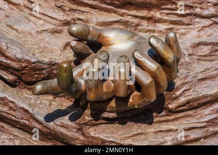 Portugal, nördliche Region, Braga, Gedenkstätte zum 500. Jahrestag der Barmherzigkeit (2013), Hände in Bronze geschnitzt, symbolische Darstellung der Mission aller Barmherzigkeit Stockfoto