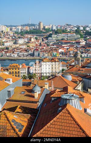 Portugal, Nordregion, Porto, historisches Zentrum, das von der UNESCO zum Weltkulturerbe erklärt wurde, Panoramablick vom Aussichtspunkt Vitoria, Fluss Douro und Vila Nova de Gaia im Hintergrund Stockfoto