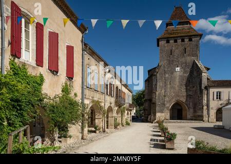 Frankreich, Landes, Labastide-d'Armagnac, Landes de Gascogne Regional Natural Park, Place Notre-Dame (oder Place Royale), befestigte Kirche Stockfoto