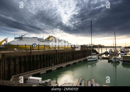 Ankunft mit der Fähre am Hafen von Newhaven. Stockfoto