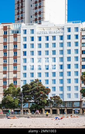 Spanien, Galicien, Ein Coruña, Riazor Hotel vor dem Riazor Strand Stockfoto