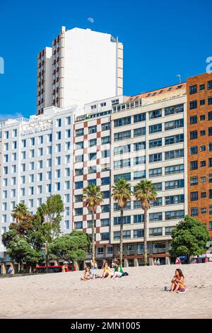 Spanien, Galicien, Ein Coruña, Riazor Hotel vor dem Riazor Strand Stockfoto