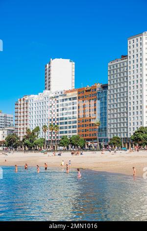 Spanien, Galicien, Ein Coruña, Gebäude entlang des Riazor Strandes Stockfoto