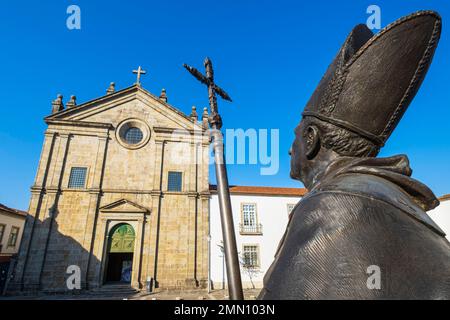 Portugal, Nordregion, Braga, Statue des Erzbischofs Bartholomew von Braga (Bartolomeu Fernandes dos Martires) (1514-1590), die in der Kirche São Paulo aus dem 2001. Und 16. Jahrhundert erbaut wurde Stockfoto