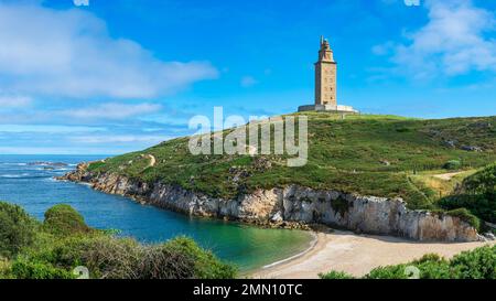 Spanien, Galicien, Ein Coruña, Lapas Beach und der Turm des Herkules, ein römischer Leuchtturm, der am Ende des 1. Jahrhunderts erbaut wurde und der älteste Leuchtturm in der ist Stockfoto