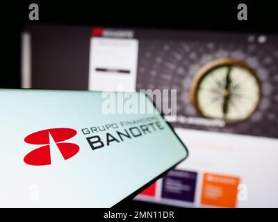 Handy mit Logo des mexikanischen Bankunternehmens Grupo Financiero Banorte auf dem Bildschirm vor der Business-Website. Fokus auf der linken Seite des Telefondisplays. Stockfoto