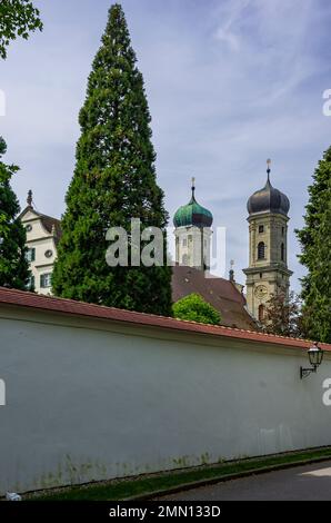 Außenansicht von Schloss Friedrichshafen und Schlosskirche, Friedrichshafen am Bodensee, Baden-Württemberg, Deutschland. Stockfoto