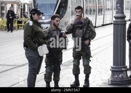 Jerusalem, Israel. 30. Januar 2023. Grenzpolizeikräfte mit Verstärkung der IDF Givati Brigade in lila Beretten patrouillieren auf erhöhter Sicherheit die Straßen in der Innenstadt von Jerusalem inmitten einer Eskalation der Gewalt nach zwei Terroranschlägen in der Hauptstadt. Sieben Israelis wurden ermordet und fünf verletzt. Kredit: Nir Alon/Alamy Live News Stockfoto