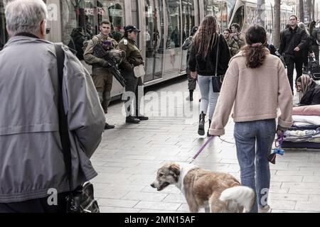 Jerusalem, Israel. 30. Januar 2023. Grenzpolizeikräfte mit Verstärkung der IDF Givati Brigade in lila Beretten patrouillieren auf erhöhter Sicherheit die Straßen in der Innenstadt von Jerusalem inmitten einer Eskalation der Gewalt nach zwei Terroranschlägen in der Hauptstadt. Sieben Israelis wurden ermordet und fünf verletzt. Kredit: Nir Alon/Alamy Live News Stockfoto