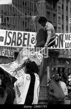 Peronistische Anhänger demonstrieren Unterstützung der Regierung Isabel Martínez de Perón, Plaza de Mayo, Buenos Aires, Argentinien, Oktober 17., 1974 Stockfoto