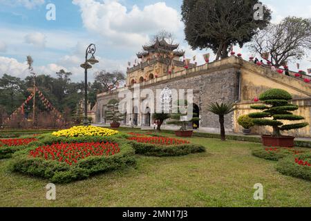 Hanoi, Vietnam, Januar 2023. Thăng lange kaiserliche Zitadelle, Panoramablick auf die Innengärten Stockfoto