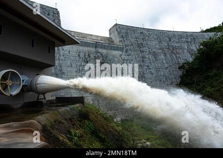 Ein Blick auf den Portugues Dam, Puerto Rico; nach Angaben des National-Zentrums für den Unwetter war die Insel von großen Regenmengen überschwemmt, von 12 bis 30 Zoll Regen. United States Army Corps of Engineers entwarf und baute die portugiesischen und Cerrillos Staudämme. Sie sind für die Eindämmung von Überschwemmungen in der Region von entscheidender Bedeutung. Die beiden Staudämme konnten während des Orkikans Fiona etwa 16.000 Hektar Wasser zusammenhalten, was der fast 16-fachen Befüllung der Plaza Del Caribe Mall entspricht. Dieses Wasservolumen hätte fast das gesamte Stadtgebiet flussabwärts überflutet Stockfoto