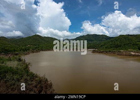 Ein Blick auf den Lago Portugues vom Portugues Dam in Puerto Rico; laut dem National-Zentrum für den Unwetter war die Insel von großen Niederschlägen überschwemmt, von 12 bis 30 Zoll Regen. United States Army Corps of Engineers entwarf und baute die portugiesischen und Cerrillos Staudämme. Sie sind für die Eindämmung von Überschwemmungen in der Region von entscheidender Bedeutung. Die beiden Staudämme konnten während des Orkikans Fiona etwa 16.000 Hektar Wasser zusammenhalten, was der fast 16-fachen Befüllung der Plaza Del Caribe Mall entspricht. Dieses Wasservolumen hätte fast den gesamten urb überflutet Stockfoto