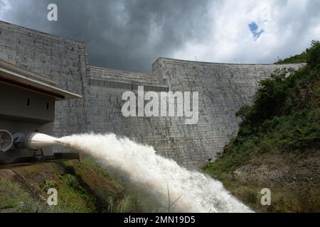 Ein Blick auf den Portugues Dam, Puerto Rico; nach Angaben des National-Zentrums für den Unwetter war die Insel von großen Regenmengen überschwemmt, von 12 bis 30 Zoll Regen. United States Army Corps of Engineers entwarf und baute die portugiesischen und Cerrillos Staudämme. Sie sind für die Eindämmung von Überschwemmungen in der Region von entscheidender Bedeutung. Die beiden Staudämme konnten während des Orkikans Fiona etwa 16.000 Hektar Wasser zusammenhalten, was der fast 16-fachen Befüllung der Plaza Del Caribe Mall entspricht. Dieses Wasservolumen hätte fast das gesamte Stadtgebiet flussabwärts überflutet Stockfoto