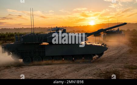 Moderne Basistanks bei Trainingsübungen Stockfoto