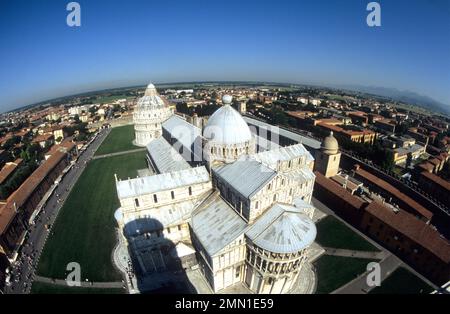 Italien, Pisa, Blick über das Baptisterium und die Kathedrale auf dem Campo del Miracoli (Feld der Wunder) von Pisa, von der Spitze des schiefen Turms von Stockfoto