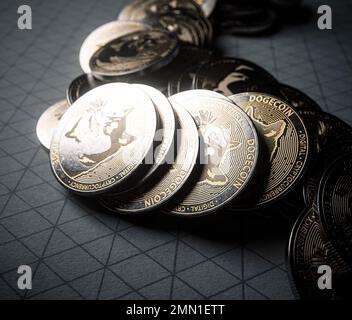 Ein heruntergefallener Stapel von goldenen, physischen Dogecoin-Münzen auf Papier auf dunklem Hintergrund - 3D-Rendering Stockfoto