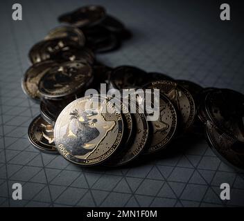 Ein heruntergefallener Stapel von goldenen, physischen Dogecoin-Münzen auf Papier auf dunklem Hintergrund - 3D-Rendering Stockfoto