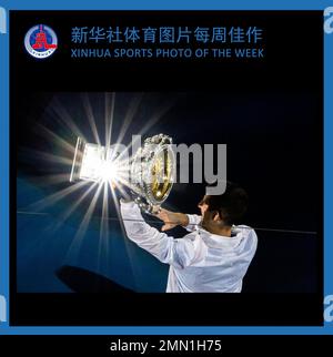 (230130) -- PEKING, 30. Januar 2023 (Xinhua) -- XINHUA SPORTFOTO DER WOCHE (vom 16. Januar bis 29. Januar 2023) ÜBERTRAGEN am 30. Januar 2023. Novak Djokovic aus Serbien posiert mit seiner Trophäe während der Preisverleihung nach dem Finalspiel der HerrenSingles zwischen Novak Djokovic aus Serbien und Stefanos Tsitsipas aus Griechenland beim Australian Open Tennis Turnier am 29. Januar 2023 in Melbourne, Australien. (Foto: Hu Jingchen/Xinhua) Stockfoto