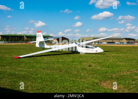 PZL Bielsko Puchacz, zwei-Sitzer-Gleiter auf dem Boden, im Trent Valley Gliding Club, Kirton in Lindsey, Lincolnshire Stockfoto