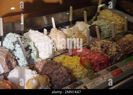 Verschiedene Eissorten im Geschäft, Florenz, Italien. Stockfoto