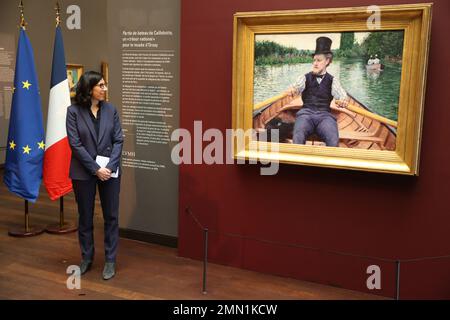 Französische Kulturministerin Rima Abdul Malak nimmt am 30. Januar 2023 an einer Zeremonie zur Vorstellung des Gemäldes „La Partie de Bateau“ (die Bootsparty) des französischen Impressionisten Gustave Caillebotte im Musée Orsay in Paris Teil. Der Chefkoch d’Oeuvre, der in den Jahren 1877 bis 1878 gemalt wurde, ist ein erstaunliches Kunstwerk, das als „Nationalschatz“ gilt und vom Musuem unter der exklusiven Schirmherrschaft der LVMH erworben wurde. Foto: Jerome Dominé/ABACAPRESS.COM Stockfoto