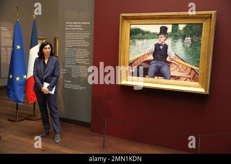 Französische Kulturministerin Rima Abdul Malak nimmt am 30. Januar 2023 an einer Zeremonie zur Vorstellung des Gemäldes „La Partie de Bateau“ (die Bootsparty) des französischen Impressionisten Gustave Caillebotte im Musée Orsay in Paris Teil. Der Chefkoch d’Oeuvre, der in den Jahren 1877 bis 1878 gemalt wurde, ist ein erstaunliches Kunstwerk, das als „Nationalschatz“ gilt und vom Musuem unter der exklusiven Schirmherrschaft der LVMH erworben wurde. Foto: Jerome Dominé/ABACAPRESS.COM Stockfoto