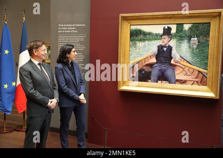 Jean-Paul Claverie, Kunstberater von Bernard Arnault, Präsident von LVMH Moet Hennessy Louis Vuitton, französischer Kulturminister Rima Abdul Malak, bei einer Zeremonie zur Vorstellung des Gemäldes „La Partie de Bateau“ (die Bootspartei) des französischen Impressionisten Gustave Caillebotte im Musée Orsay in Paris, Frankreich, am 30. Januar, 2023. Der Chefkoch d’Oeuvre, der in den Jahren 1877 bis 1878 gemalt wurde, ist ein erstaunliches Kunstwerk, das als „Nationalschatz“ gilt und vom Musuem unter der exklusiven Schirmherrschaft der LVMH erworben wurde. Foto: Jerome Dominé/ABACAPRESS.COM Stockfoto