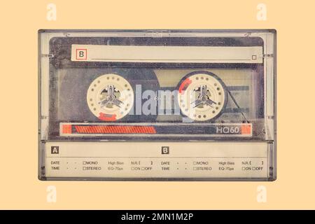 Retro-Stil Bild einer alten Audio-Kompaktkassette in einer Kunststoff-Aufbewahrungsbox Stockfoto