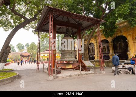 Hanoi, Vietnam, Januar 2023. Die große Glocke im Park in der kaiserlichen Zitadelle von Thăng Long, Stockfoto