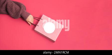 Handheld Craft-Paket mit Kopierfeld auf pinkfarbenem Hintergrund. Flach liegen. Lauf um Geschenke für die Feiertage Stockfoto