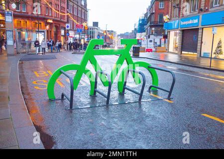Yorkshire, Großbritannien – 21. Dezember 2020: Neu installierter hellgrüner Fahrradständer in der Pinstone Street, Sheffield Stockfoto