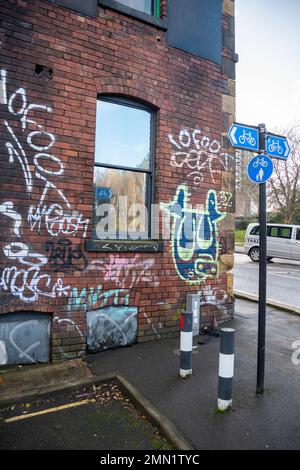 Yorkshire, Vereinigtes Königreich – 21. Dezember 2020: Graffiti on an empty property, Duke Street, Sheffield Stockfoto