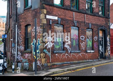 Yorkshire, Vereinigtes Königreich – 21. Dezember 2020: Graffiti on an empty property, Duke Street, Sheffield Stockfoto