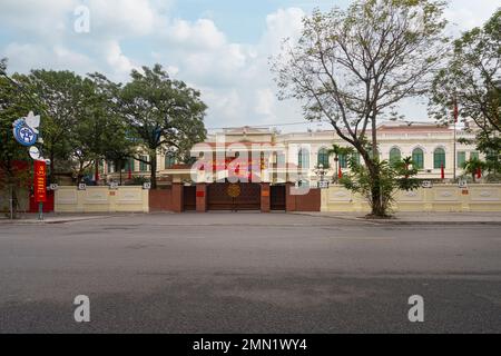 Hanoi, Vietnam, Januar 2023. Außenansicht des Economy Department-Gebäudes in der Innenstadt Stockfoto