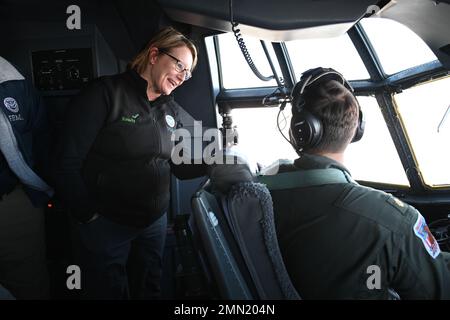 Deanne Chriswell, FEMA-Administratorin (links), spricht mit Lt. Commander. Derek Kelley an Bord eines C-130 Hercules-Flugzeugs der Küstenwache von der Air Station Kodiak, 24. September 2022. Chriswell führte einen Überflug mit der Küstenwache durch, um die Schäden zu untersuchen, die durch den Taifun Merbok verursacht wurden. Foto der US-Küstenwache von Petty Officer 3. Klasse Ian Gray. Küstenwache Alaska, D17, FEMA, Taifun Merbok, Stockfoto