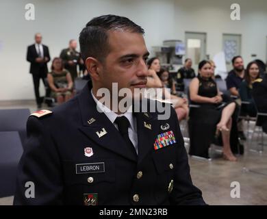 FORT BUCHANAN, Puerto Rico - das 1. Mission Support Command U.S. Army Reserve-Puerto Rico begrüßte einen seiner neuesten Offiziere, 2. LT. Josue Lebron, zugewiesen an das 2. Bataillon 348. Regiment (Training Support) (Certified Strength/Conditioning Specialist) September 24. Stockfoto