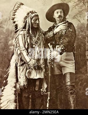 SITTING BULL (c 1831-1890) Hunkpapa Lakota Anführer mit Buffalo Bill etwa 1885 Stockfoto