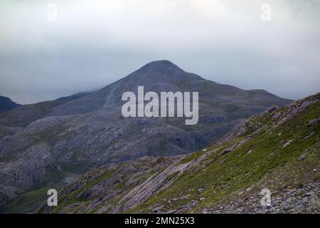 The Scottish Mountain Corbett „Sgorr nan Lochan Uaine“ aus der Nähe des Gipfels von Sgurr Dubh in Glen Torridon, Scottish Highlands, Schottland, Großbritannien. Stockfoto