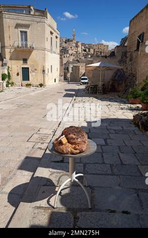 Traditionelles Pane di Matera (Brot von Matera) vor einer Bäckerei in der Sassi (antike Stadt) von Matera, Basilicata, Italien. Stockfoto