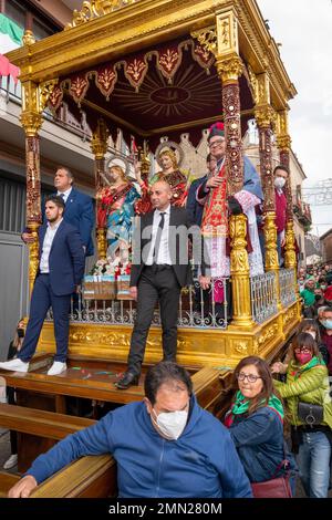 Statuen der drei Schutzheiligen Alfio, Filadelfo und Cirino werden Anfang Mai in Prozession durch die steilen Straßen des sizilianischen Dorfes Sant'Alfio gezogen Stockfoto